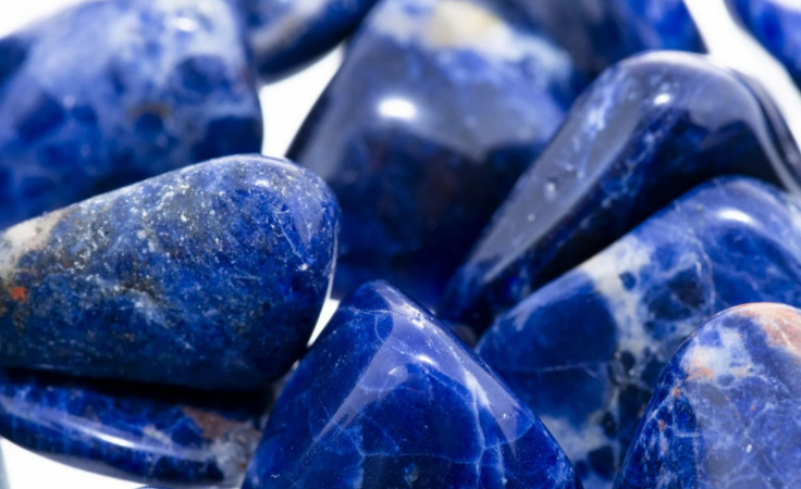 royal blue tectosilicate mineral in the somavedic device